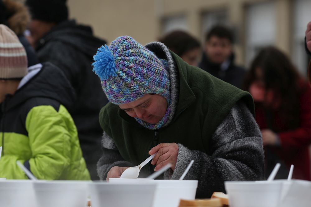 Ambasadorul Marii Britanii la București a servit mâncare oamenilor fără adăpost, în Gara de Nord / FOTO