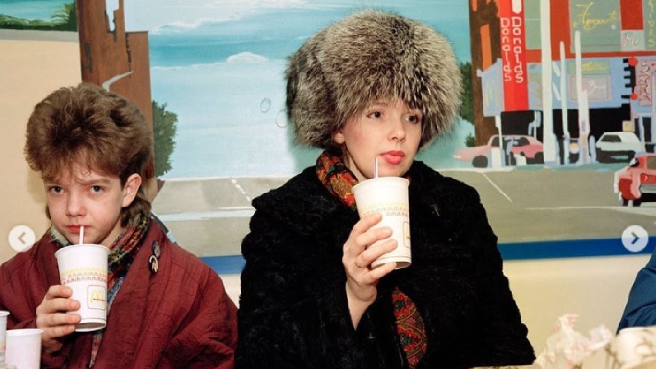 A murit Martin Parr, fotograful deschiderii primului Mc Donald's din Moscova: „Oamenii stau la o coadă imensă pentru prostii americane dezgustătoare”