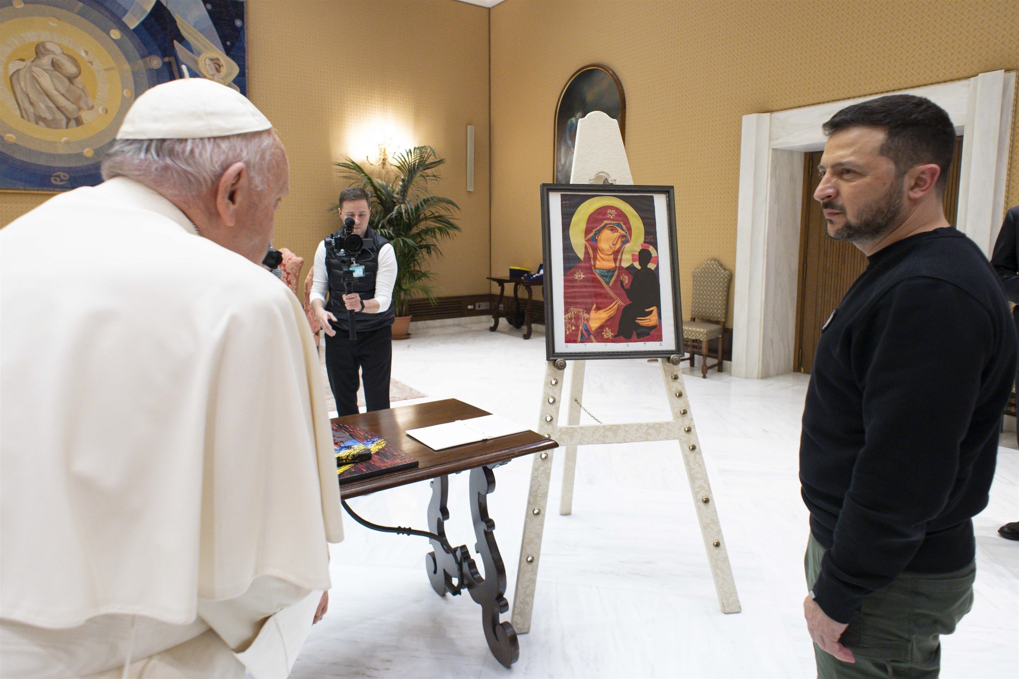 Zelenski, vizită la Vatican. I-a dăruit Papei Francisc o icoană pictată pe o vestă antiglonț