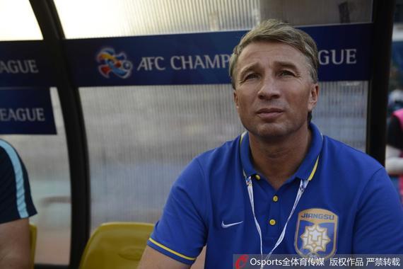 Fotbaliștii lui Dan Petrescu se distrează cu femei în cantonament | GALERIE FOTO