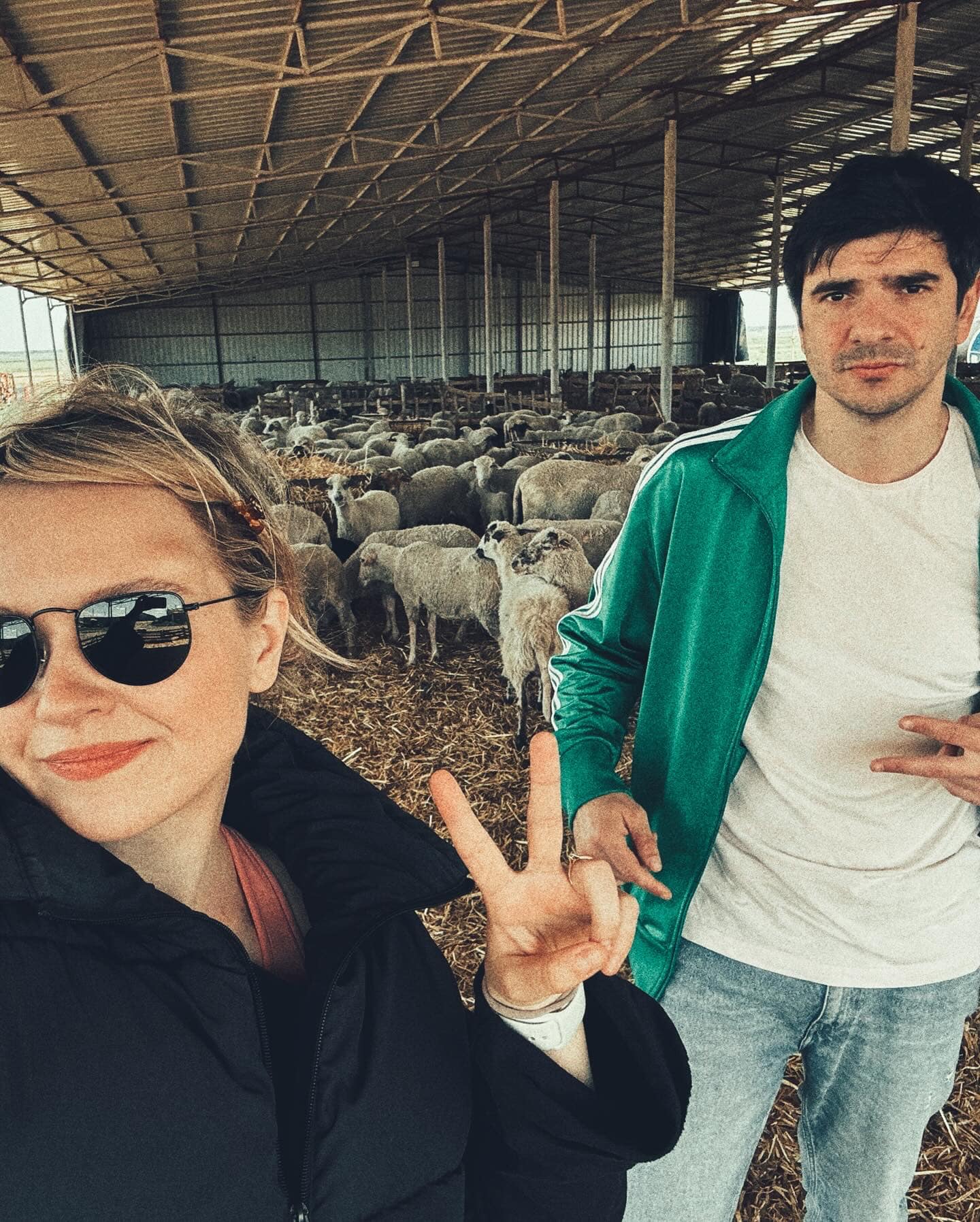 Alex Bogdan s-a căsătorit cu Cătălina Mihai. Imagini de la evenimentul unde Mihai Dragomir, Dorel din „Las Fierbinți”, a fost naș