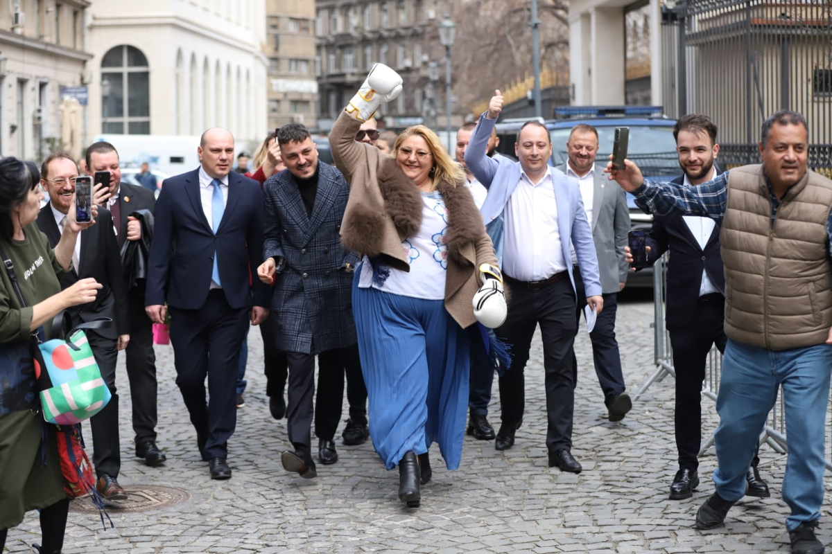 Diana Șoșoacă și-a depus candidatura la alegerile prezidențiale. A venit la sediul BEC cu mănuși de box