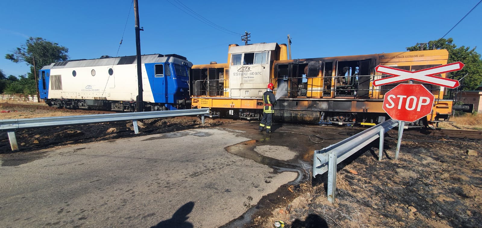Locomotiva unui tren cu pasageri din Bihor a luat foc. Mecanicul i-a ajutat pe pasageri și a ajuns la spital cu arsuri de gradul II