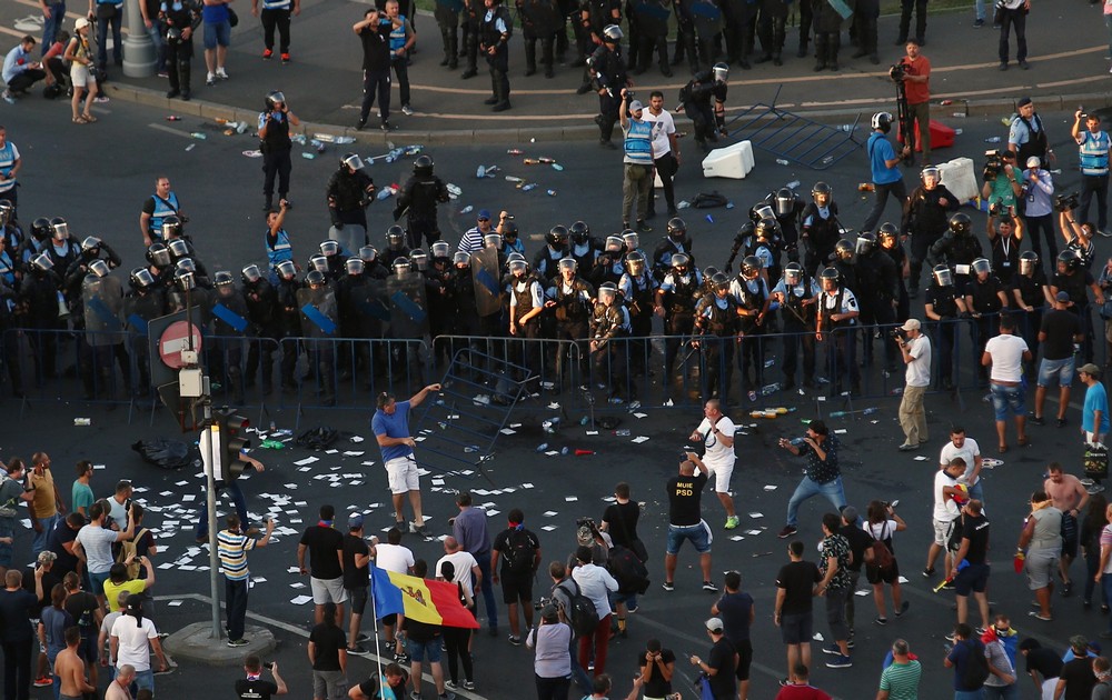UPDATE. Război de stradă între jandarmi și huligani, în Piața Victoriei. 452 de persoane rănite / VIDEO&FOTO