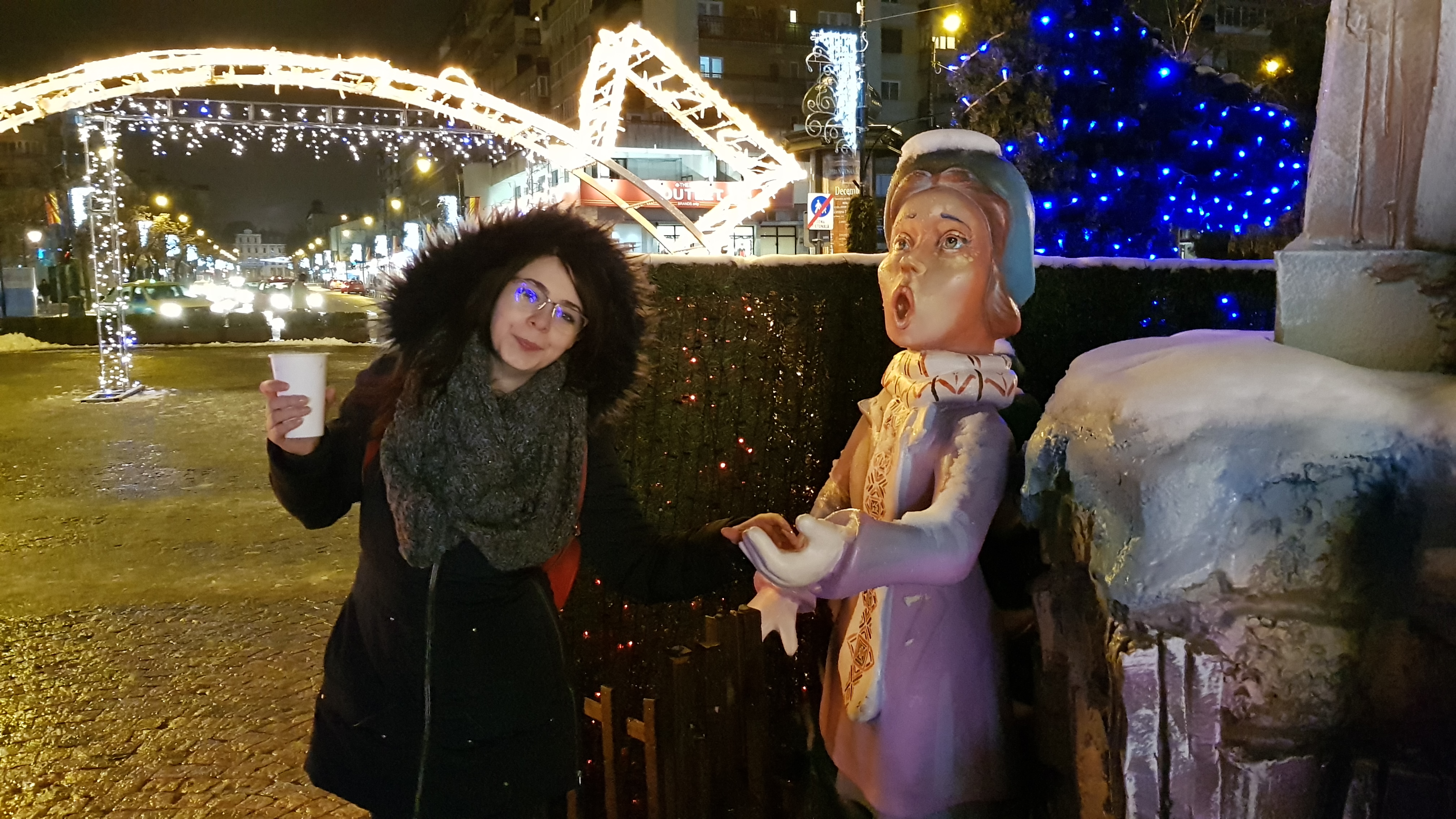 Bate vântul în târgurile de Crăciun din Iași. Comercianții se plâng că vremea rea le strică afacerile