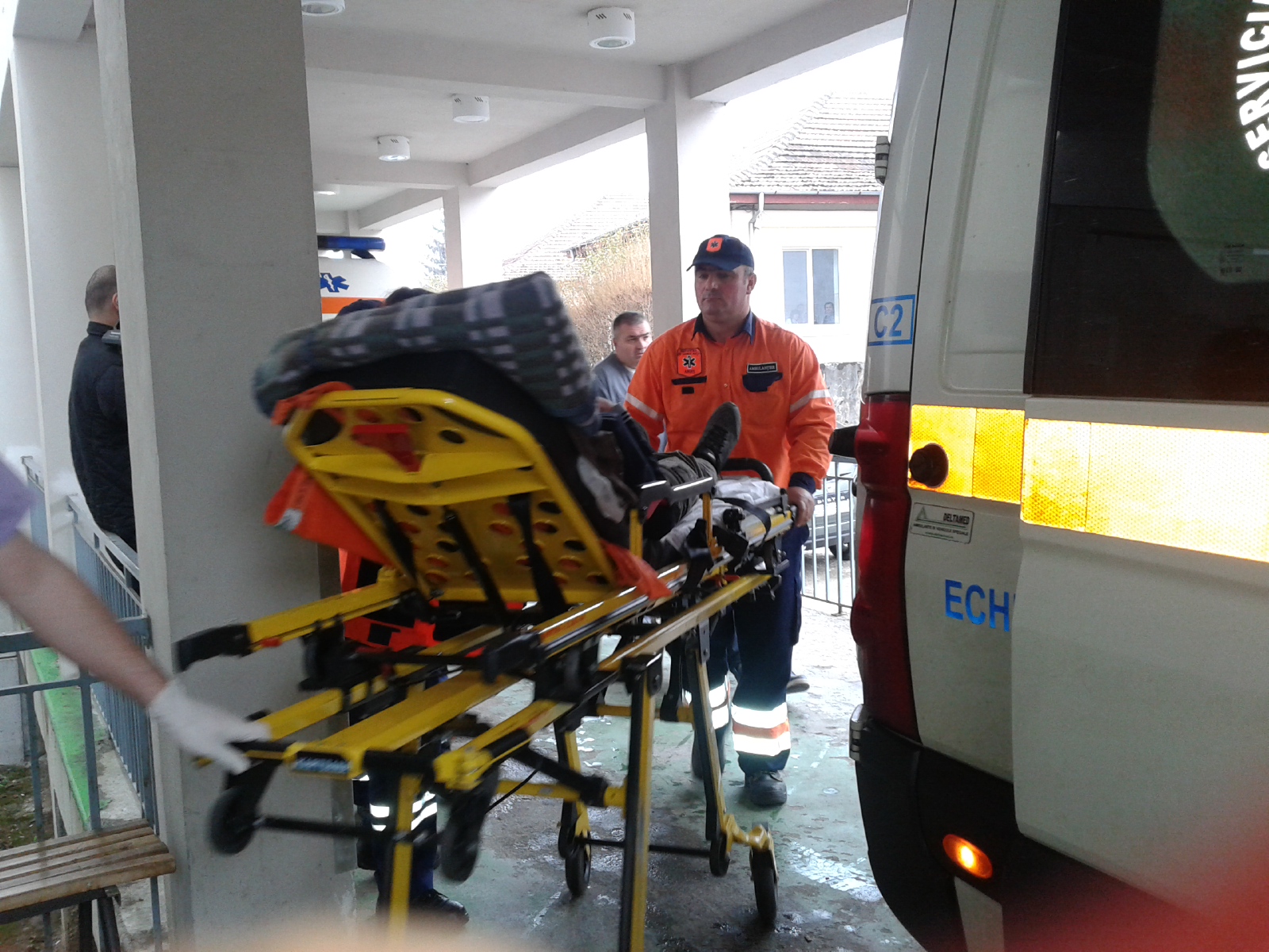 Elevi intoxicați la Dragoslavele! Duşi la spital după ce au băut laptele la şcoală