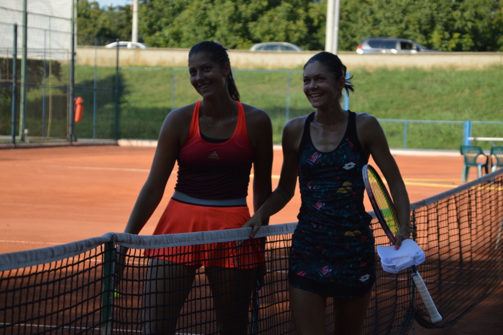 Ilie Năstase a premiat campioanele în proba de dublu a turneului ITF de la Arad care îi poartă numele / GALERIE FOTO