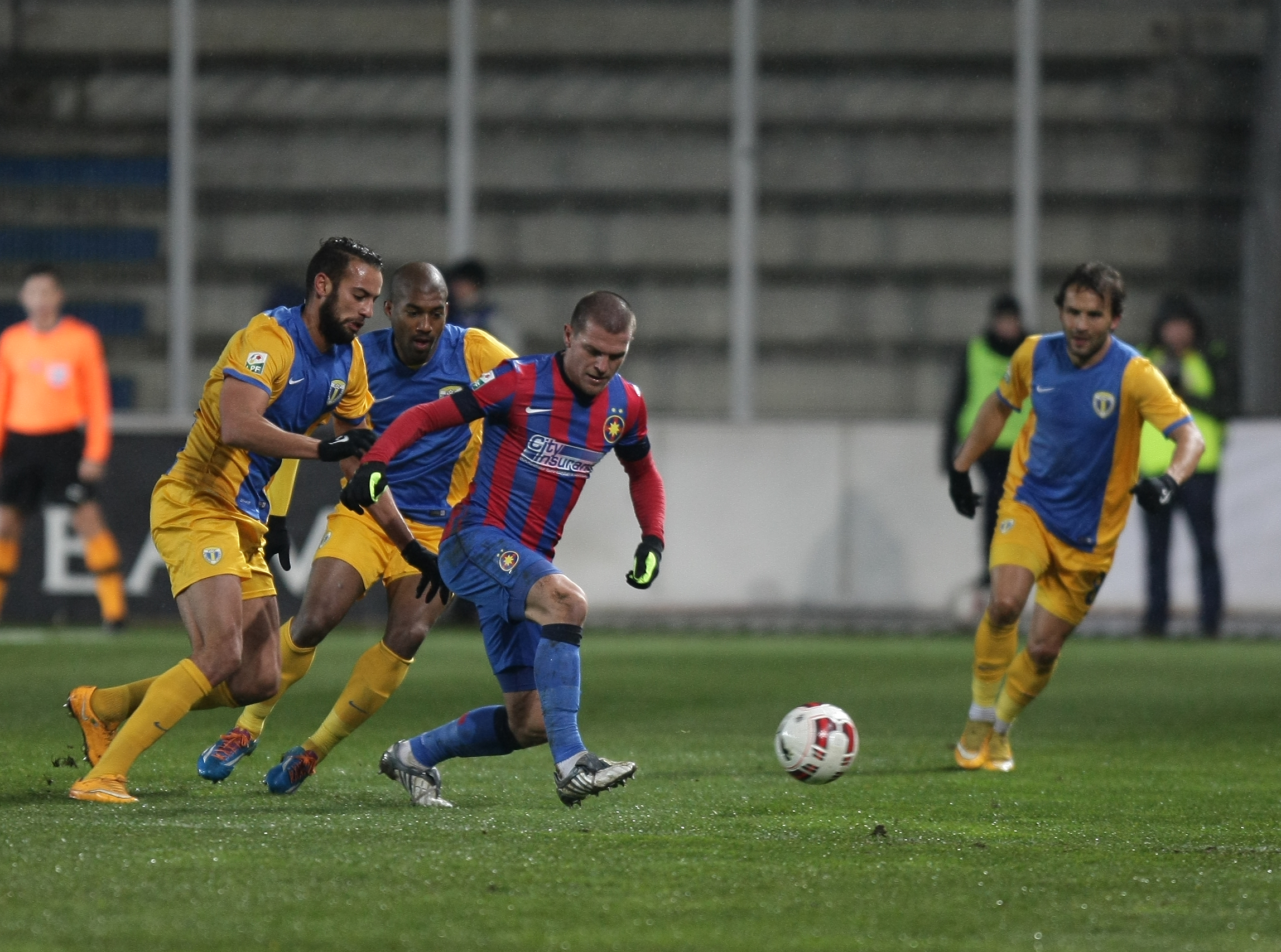 Cupa României, semifinale: PETROLUL - STEAUA 1-1. Arbitru ComănesKO / VIDEO