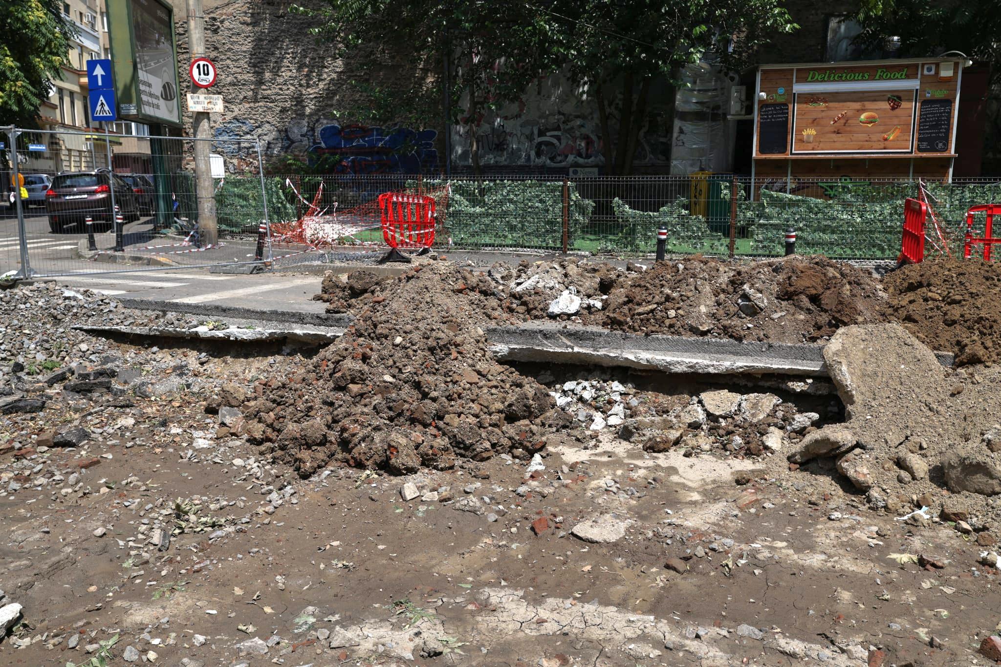 „Haos total! Tremură casa când trec utilajele”. Am mers pe șantierul STB să vedem cum se lucrează la schimbarea liniilor de tramvai