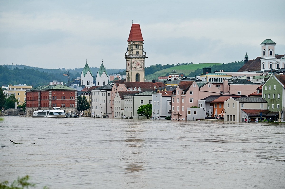 Nivelul apei pe Dunăre e de două ori mai mare decât în mod normal în orașul german Passau și fluviul și-a revărsat apele pe străzi