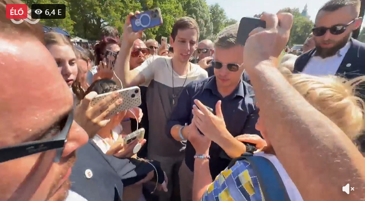 Magyar Pétert megrohamozták az emberek a Margit-szigeten, majd bocsánatot kért a színpadon