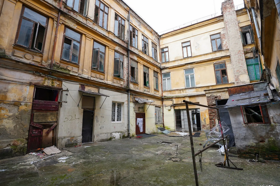 Hotelul în care Mihai Eminescu își îneca amarul se vinde cu 3.000.000 de euro. Clădirea ascunde o sinucidere din dragoste: „A batjocorit-o, apoi a părăsit-o”