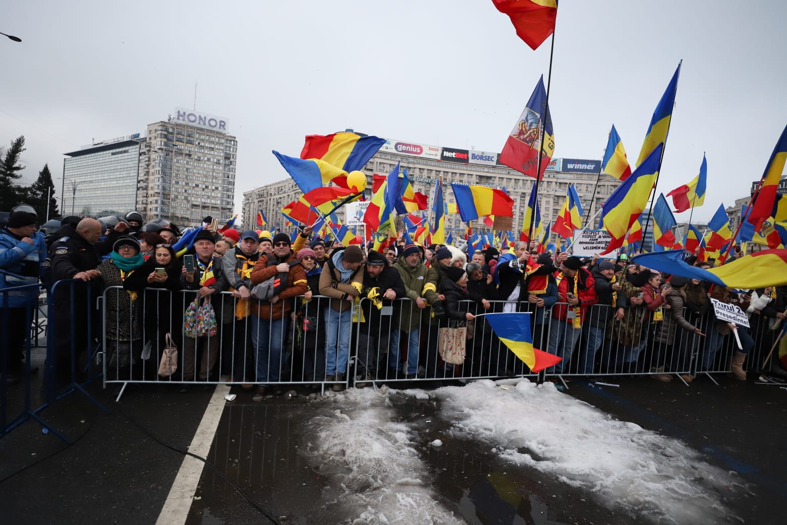 Străzi închise de poliție în ultima clipă în București, în timpul mitingului anunțat de AUR pe 1 martie