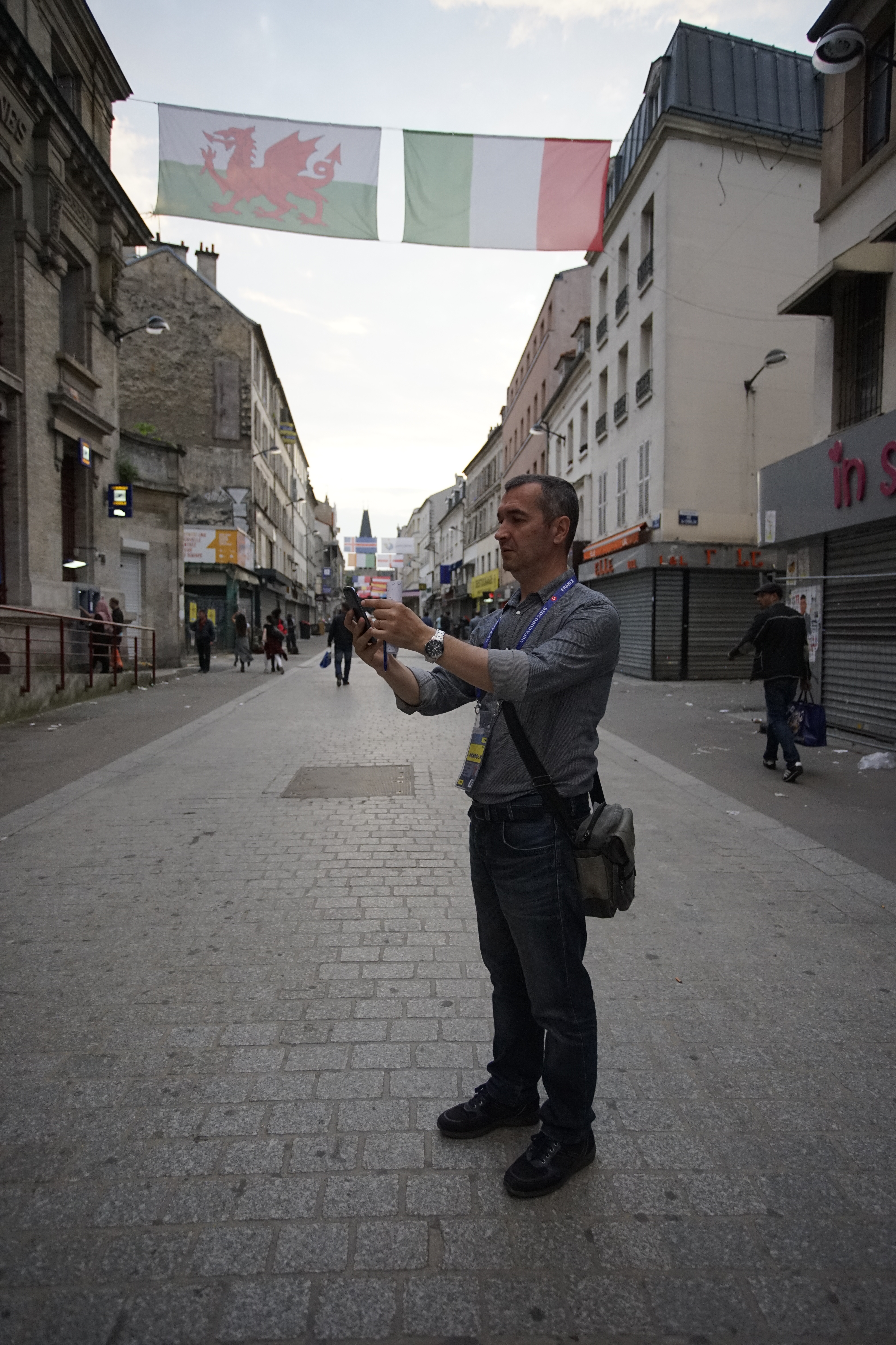 Euro 2016. Reportaj din infernul de la Saint-Denis. Vineri jucăm aici, pe Stade de France, cu gazdele! ”Explodează câte o bombă la două săptămâni și se trage cu Kalașnikovul” EXCLUSIV&FOTO