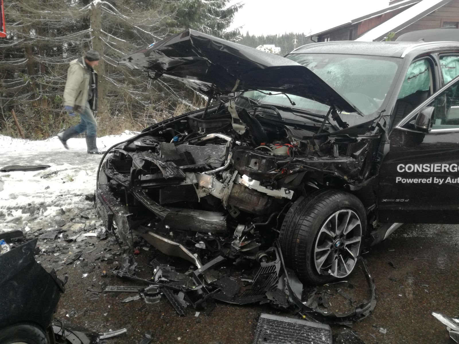 Traficul pe DN1, blocat din cauza unui accident la intrare în Predeal. O femeie însărcinată, printre victime | FOTO&VIDEO