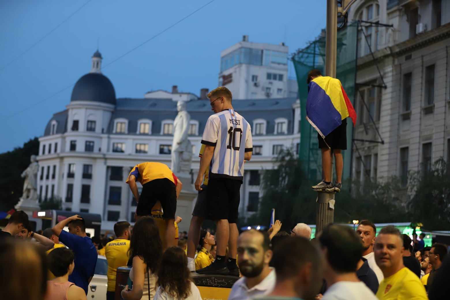 Sărbătoare și la București! Atmosferă incendiară în Piața Universității după ce tricolorii s-au calificat în optimi la Euro 2024