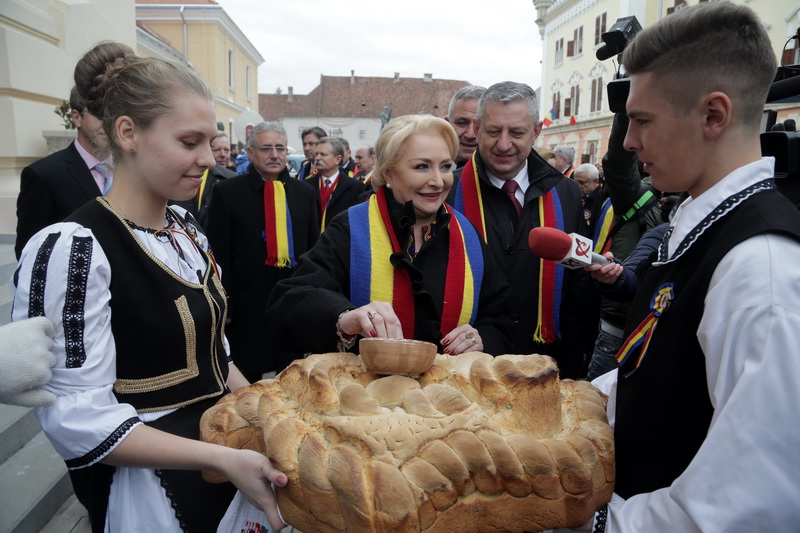 FOTO. Viorica Dăncilă participă la parada de Ziua Naţională de la Focşani, alături de mai mulţi miniştri