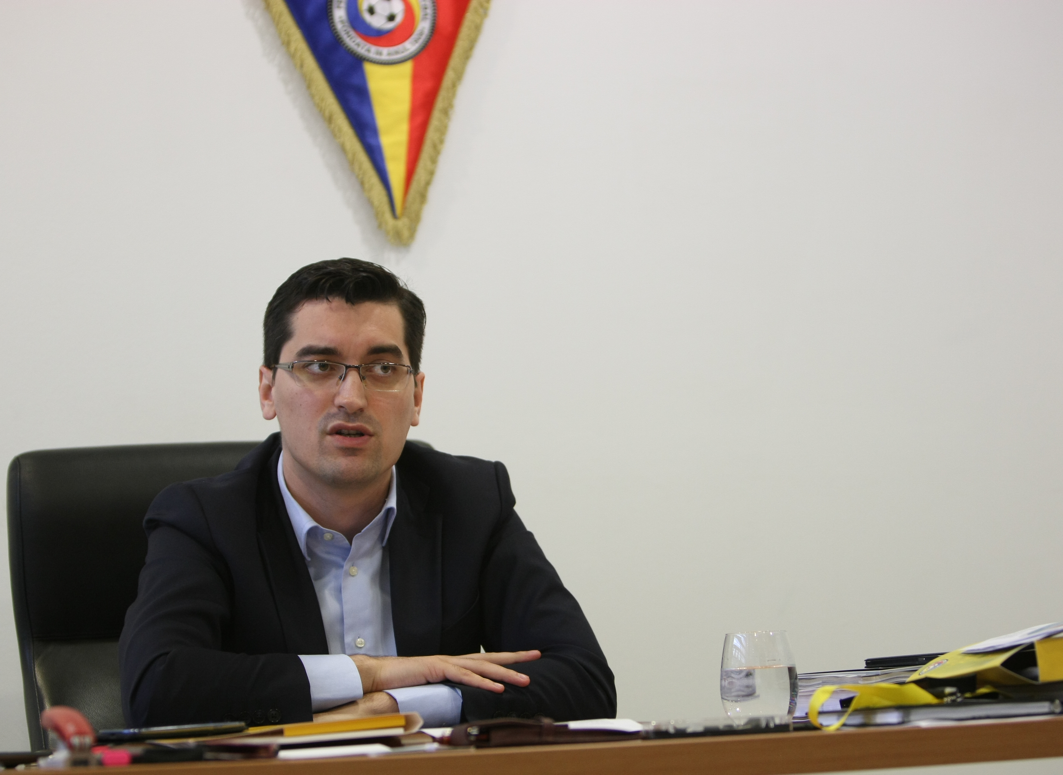 Interviu EXCLUSIV cu șeful FRF, Răzvan Burleanu: ”Tricolorii au primă pentru câștigarea Euro! Naționala a devenit locomotiva fotbalului nostru!”. ”Nu mă deranjează asocierea cu Serviciile secrete” | VIDEO