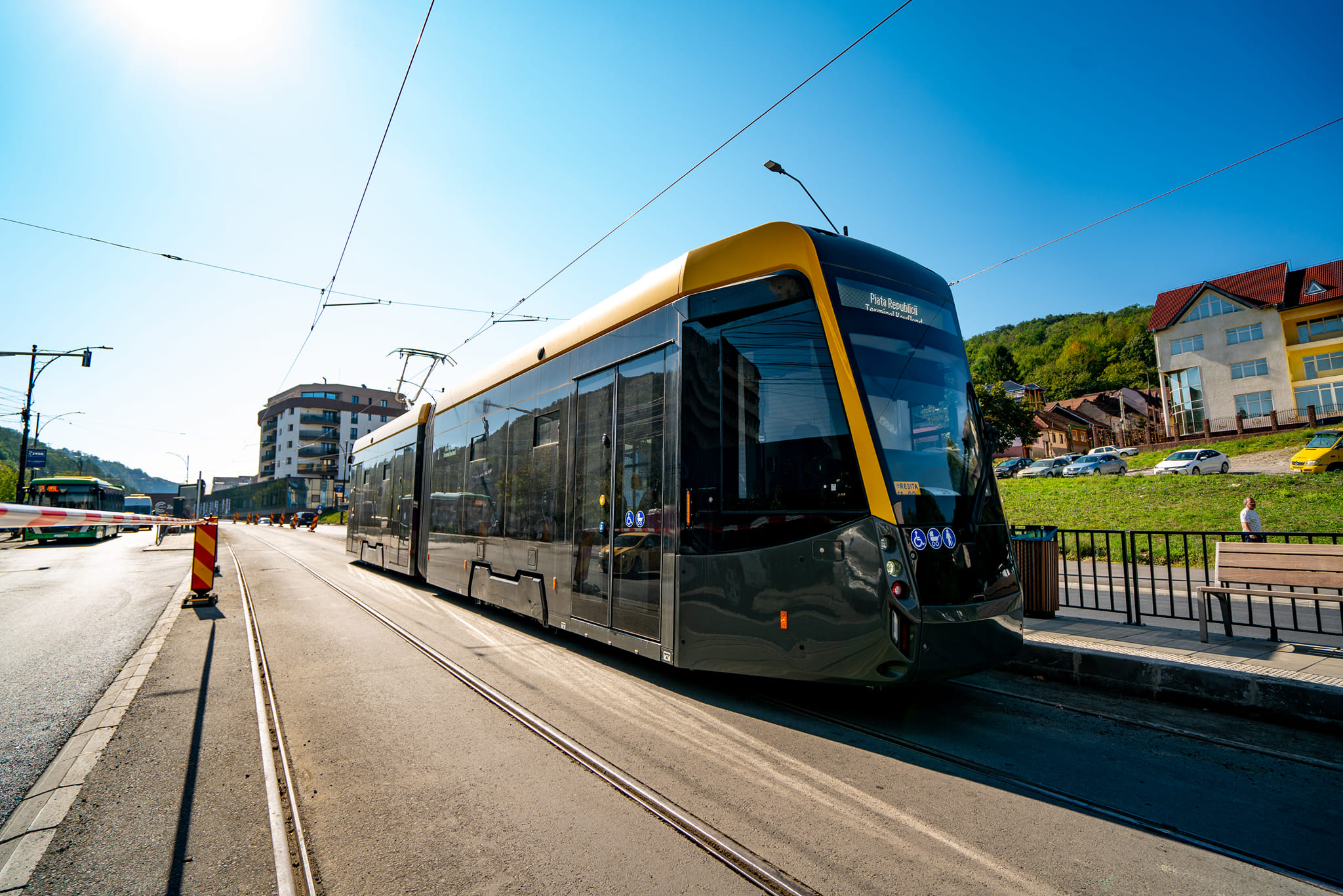 Despre infrastructura publică esențială. Cazul doamnei Adriana, îmblânzitoarea de tramvaie de la Reșița