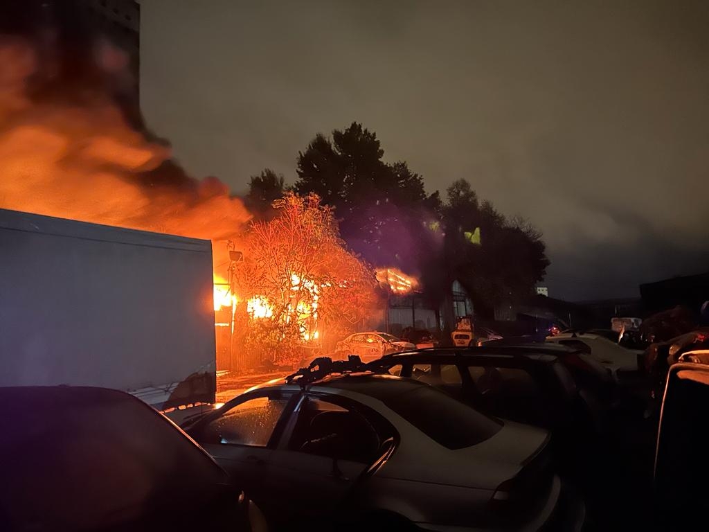 Incendiu violent la trei hale industriale din Galați. Pompierii s-au luptat ore întregi cu flăcările