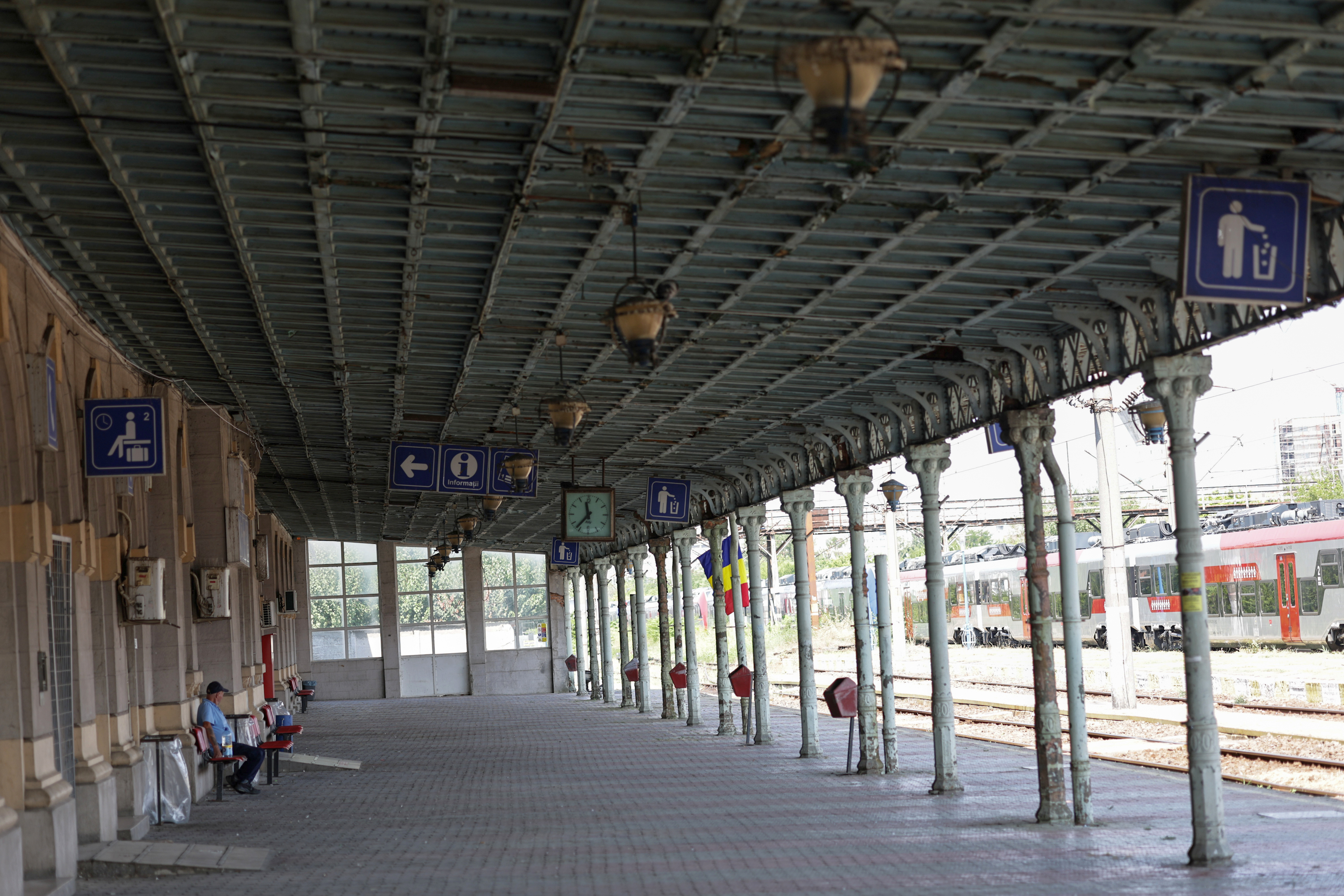 Gara-fantomă din București: dezastru total, cinci trenuri vin și pleacă, iar călătorii așteaptă micii calzi „La pierde tren”