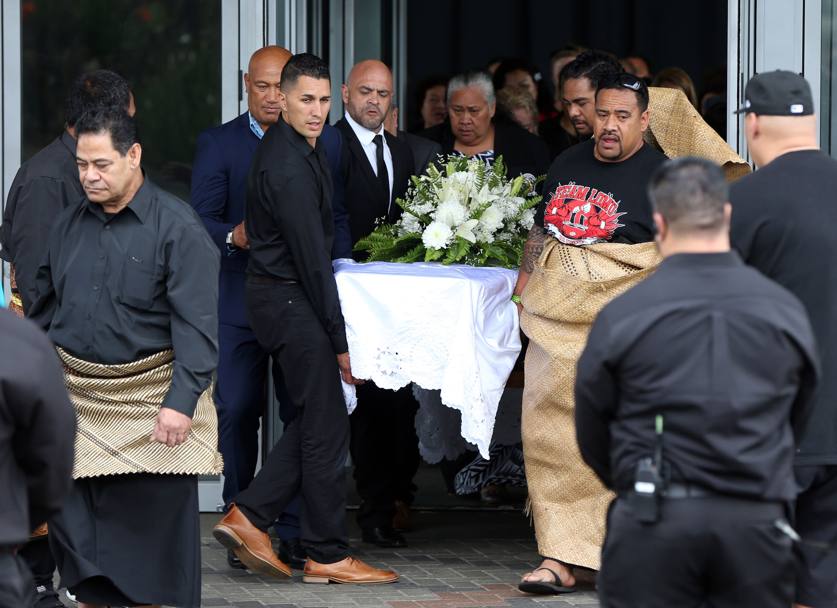 Imagini cutremurătoare de la căpătâiul lui Johan Lomu, decedat la doar 40 de ani! Copiii fostului star au purtat la ceremonie tricouri cu numărul 11 / GALERIE FOTO