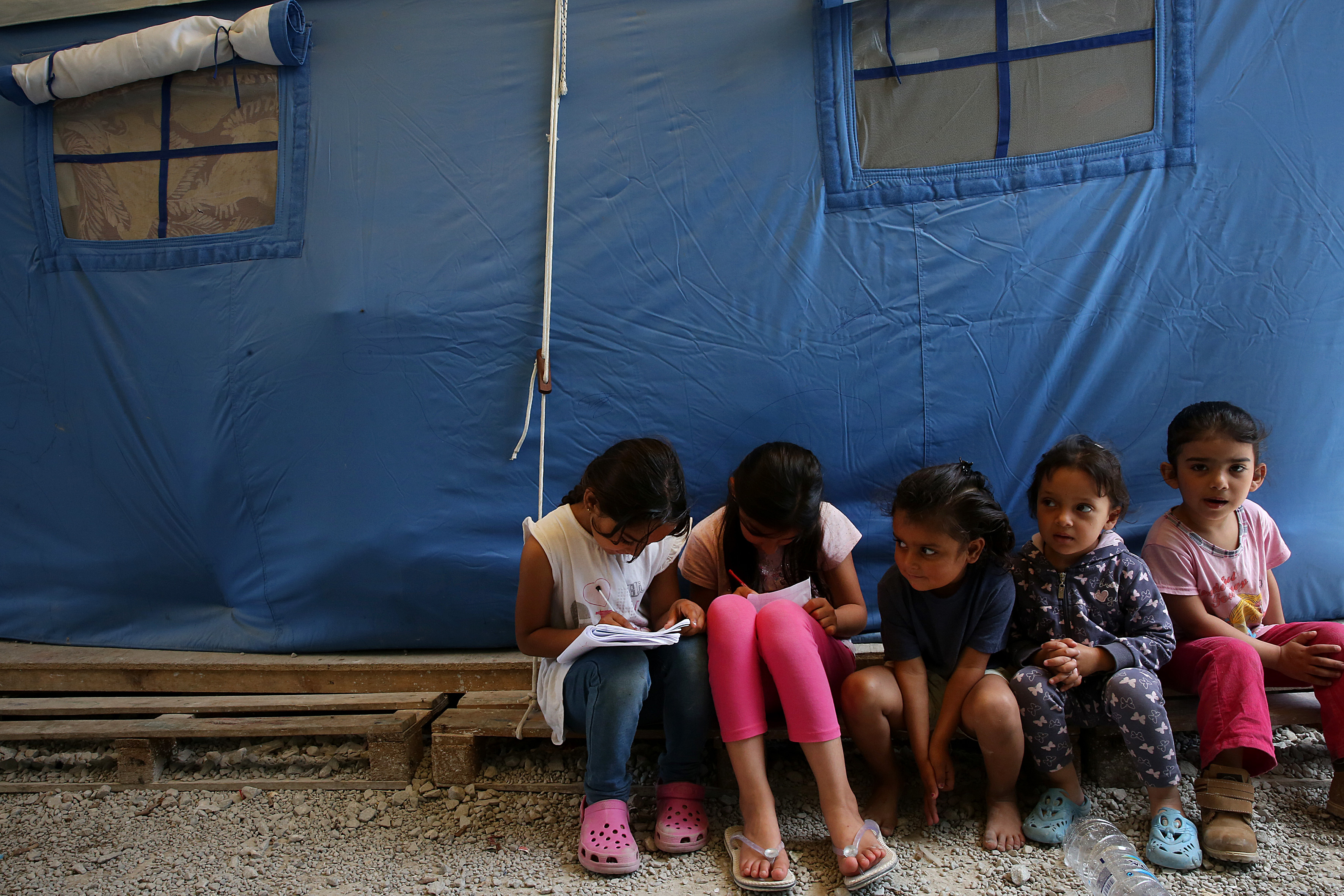 FOTO | Mai mulți copii dintr-o tabără de refugiați din Grecia au încercat să se sinucidă. Condițiile de trai sunt îngrozitoare