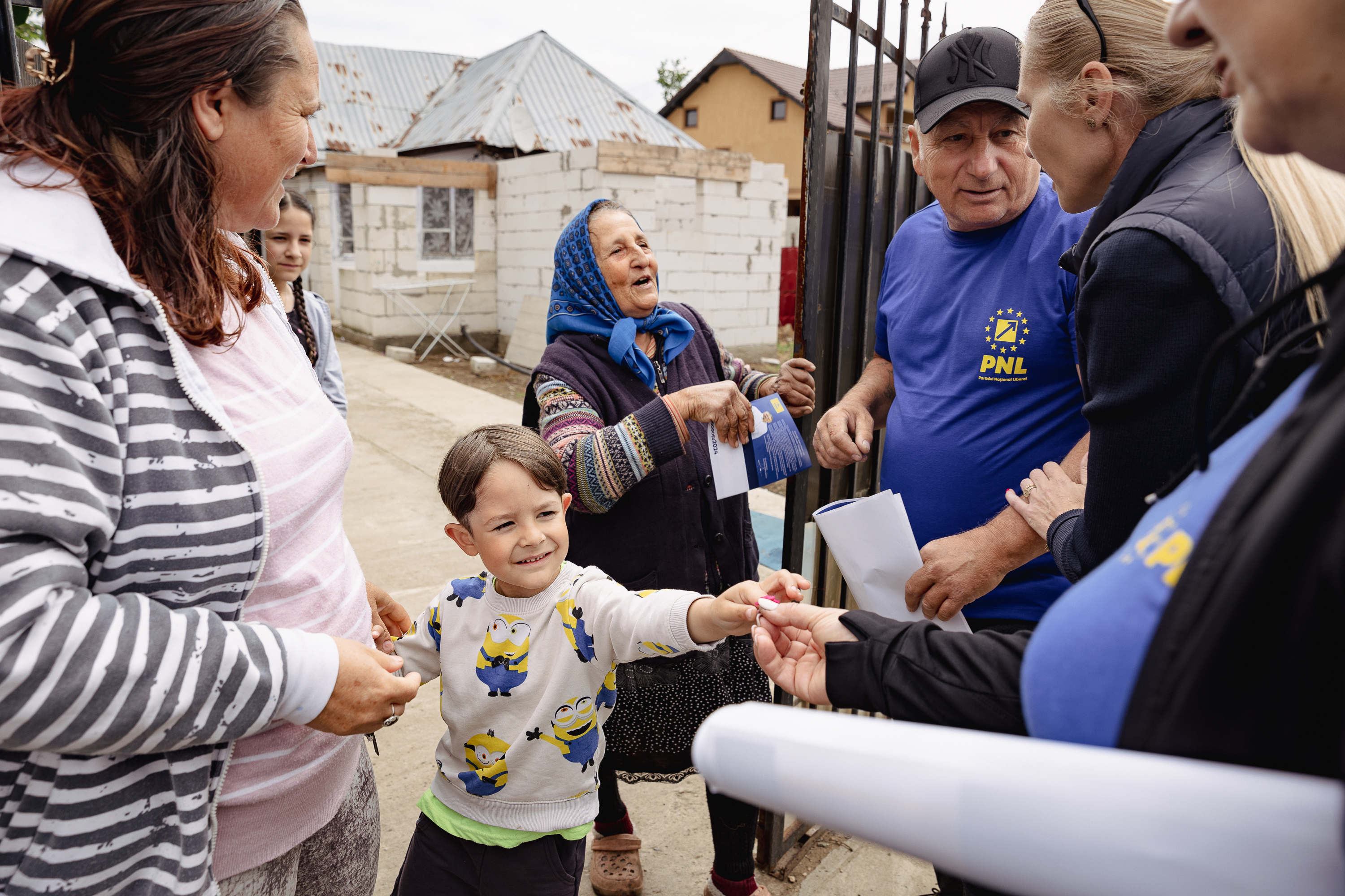 REPORTAJ | Pulsul campaniei în comuna din Mehedinți unde doi foști soți candidează la primărie: „Să mai conducă și muierile! Că poate mai țin și cu muierile! Că oamenii nu țin decât cu oamenii!”