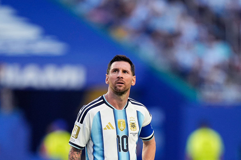 Mit szól ehhez a felesége? Lionel Messi megint az argentin riporternőt ölelgette – videó