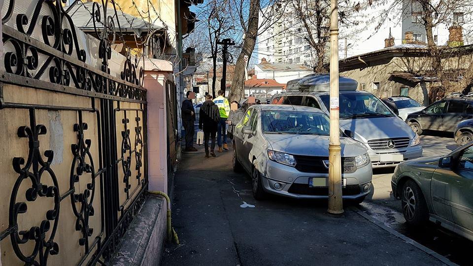 UPDATE / Femeie înjunghiată de fostul soț, într-o grădiniță din Capitală. Victima a murit la spital