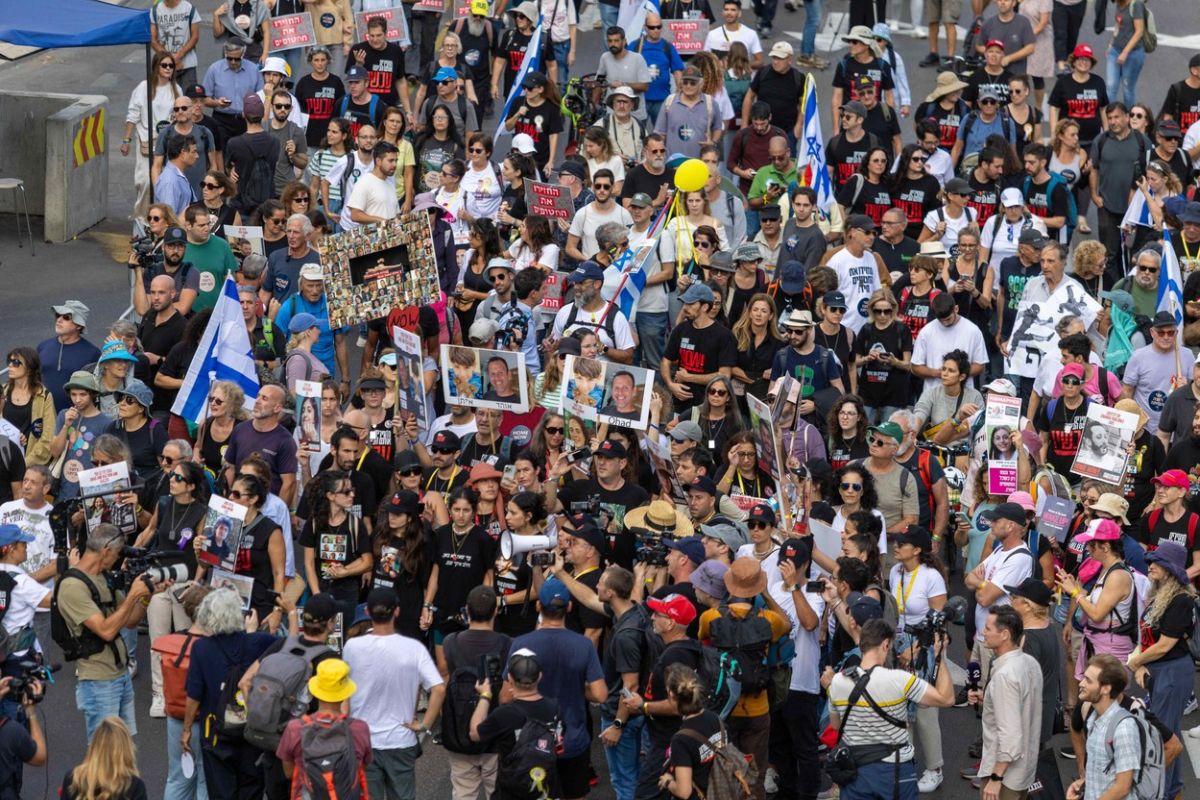 Familiile ostaticilor ținuți de Hamas în Fâșia Gaza au pornit într-un marș de la Tel Aviv la Ierusalim, cerând măsuri pentru eliberarea lor