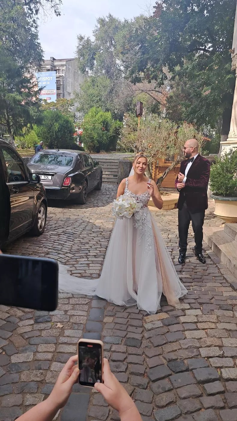 Lora și Ionuț Ghenu se căsătoresc religios astăzi. Primele imagini de la nuntă