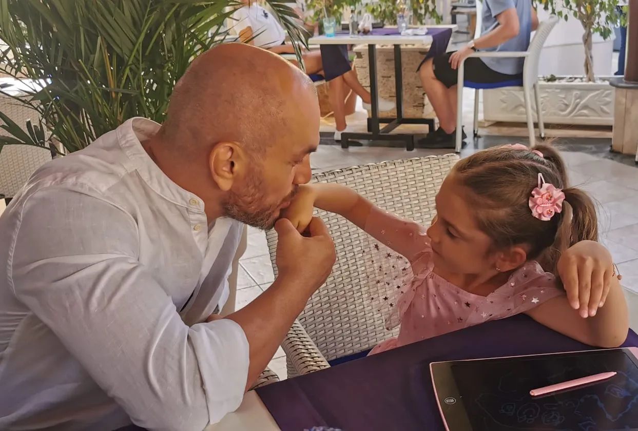 Cum arată soția și fiica lui Ionuț Pitbull Atodiresei. Imagine rară cu familia luptătorului de kickboxing