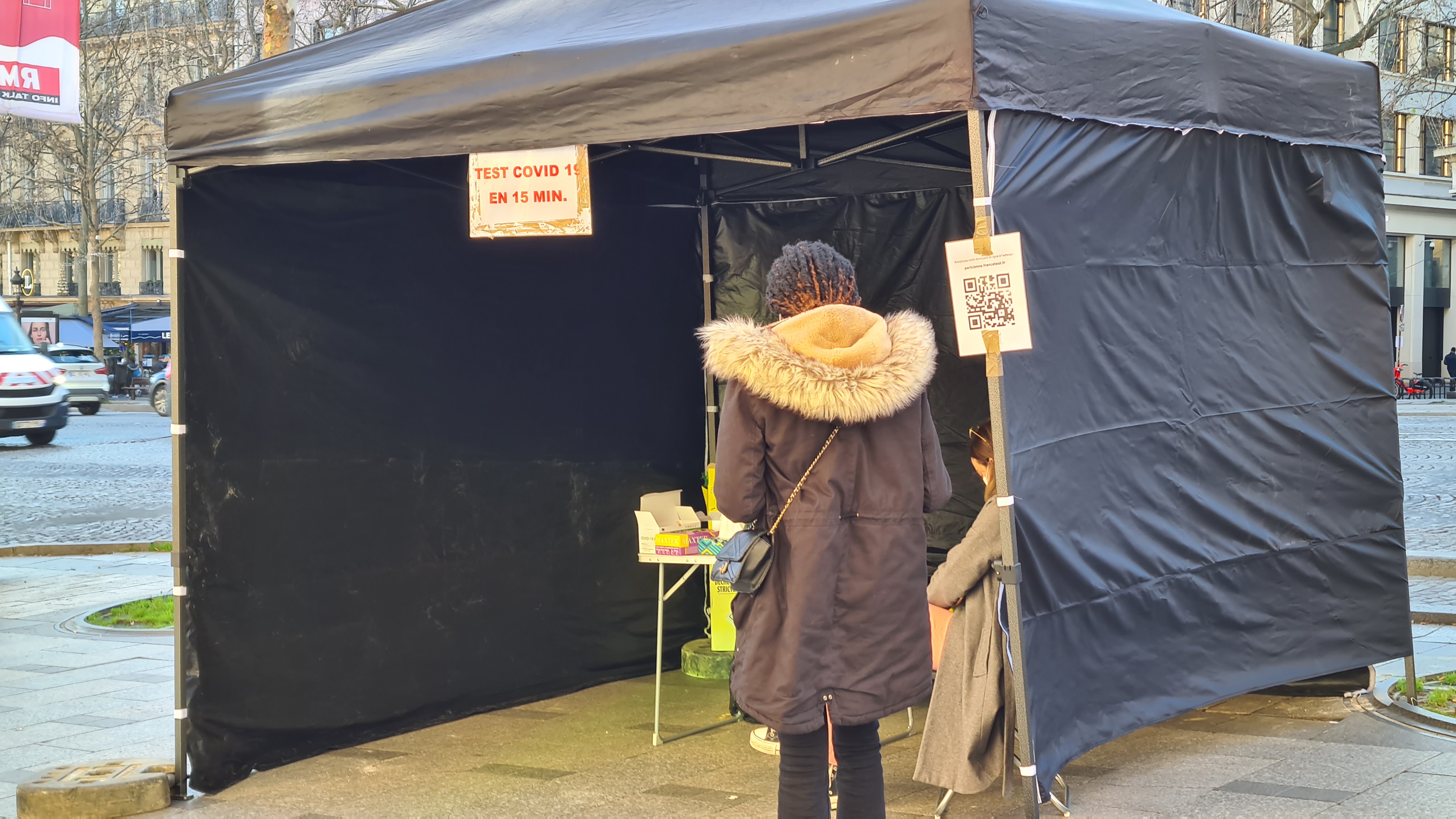 REPORTAJ | Cum am trăit Revelionul la Paris, capitala europeană cea mai lovită de noul val COVID