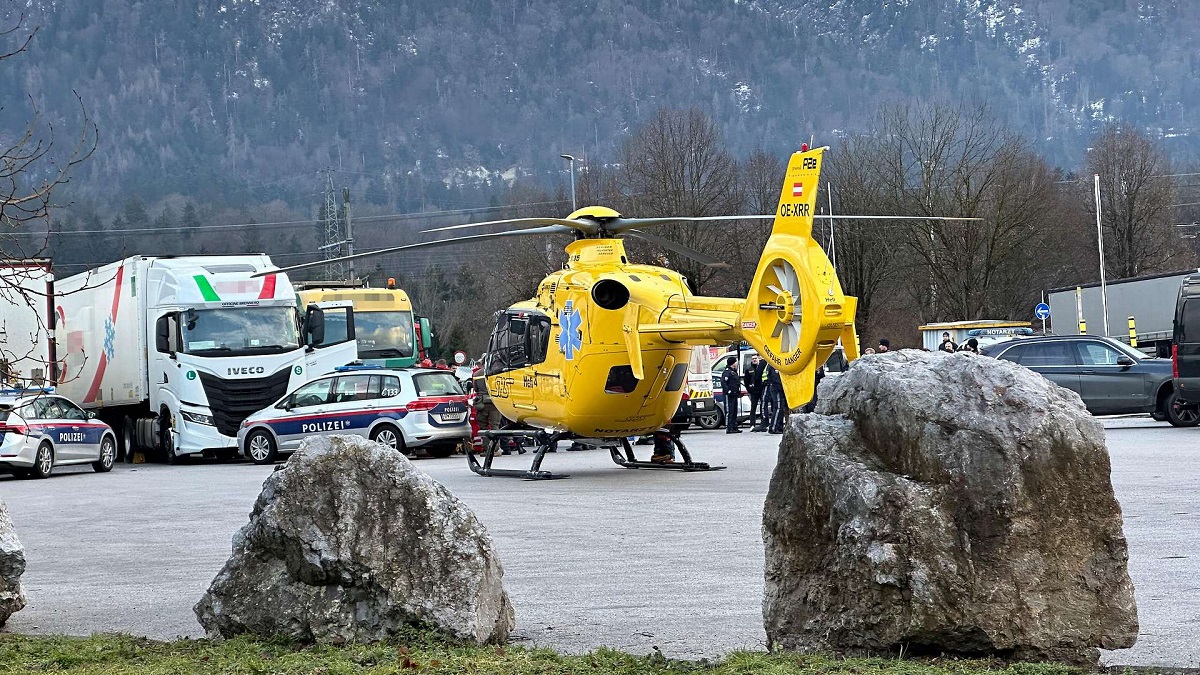 Șofer român de TIR baricadat în cabină, luat cu asalt de trupele speciale Cobra, într-o parcare din Austria. Dus cu elicopterul la spital, viața lui e în pericol