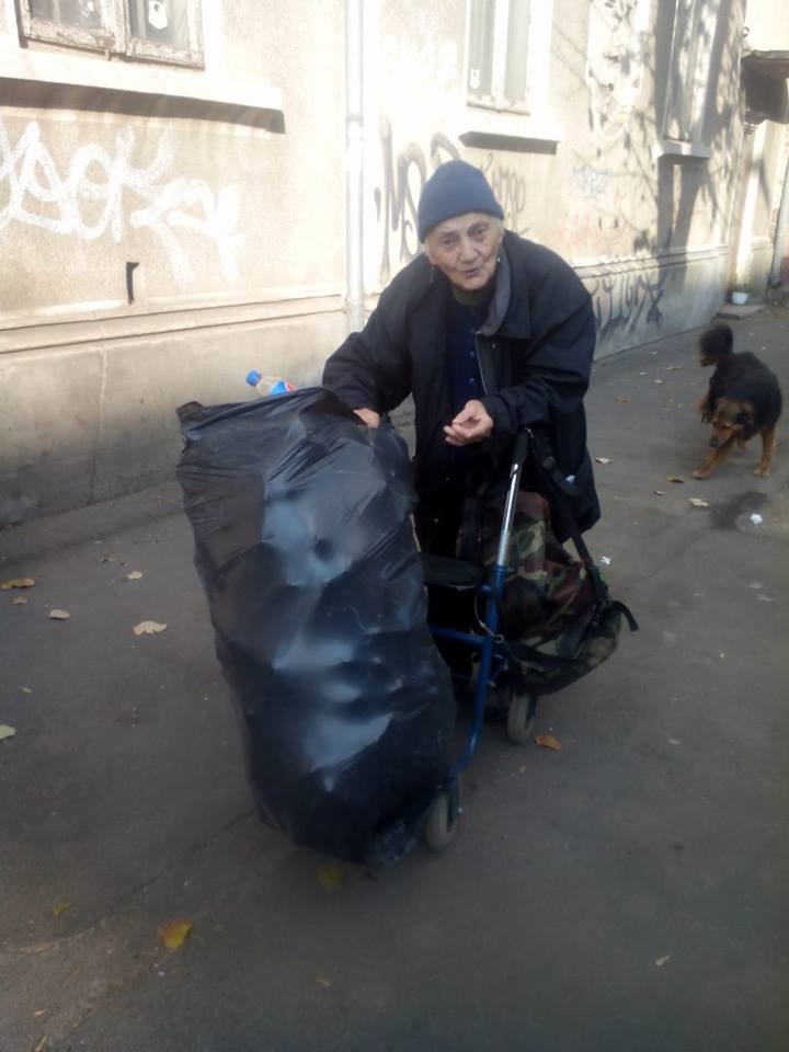 Bâtrâna care i-a șocat pe bucureșteni. Cară un sac după ea pe străzi, dar ce poveste ascunde este zguduitor. Ar putea fi bunica oricăruia dintre noi | FOTO