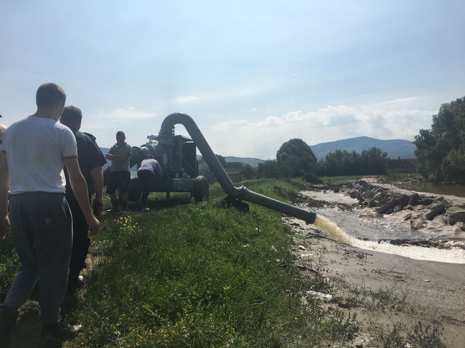 Zeci de pompieri intervin în Covasna pentru astuparea breșelor formate în digurile de protecție ale unui râu și unui pârâu