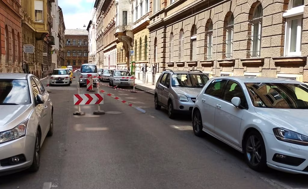 Vigyázat a lyuk körül! – Beszakadt az út a Józsefvárosban