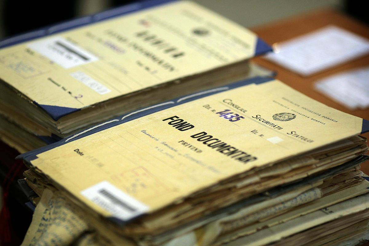 20 de ani de când arhivele Securității nu mai sunt secrete: jumătate de milion de turnători, un milion de urmăriți. ”Copii de 15-16 ani scriau și semnau note informative”
