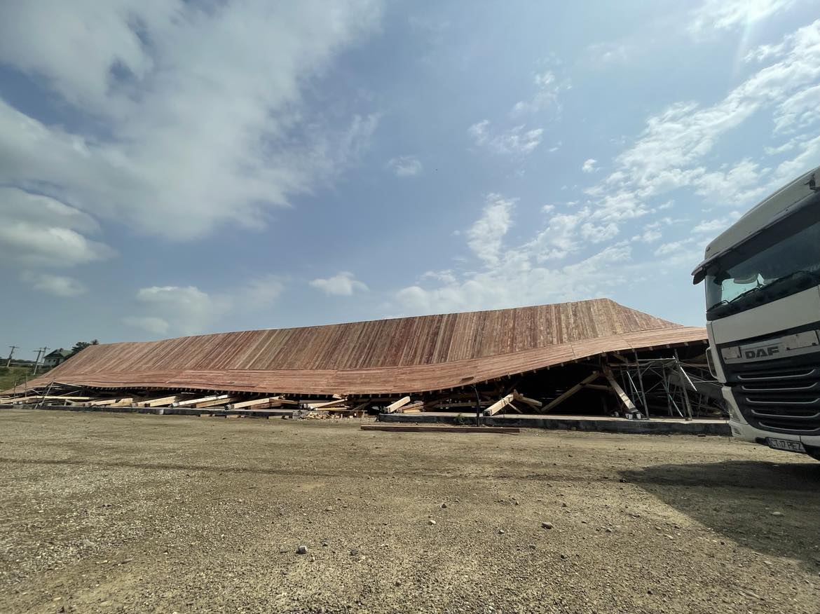 „Prăbușirea de la Podul Înalt”. Construcție turistică pe locul unde Ștefan cel Mare a câștigat bătălia cu turcii, pusă la pământ de vânt. Ce spun autoritățile