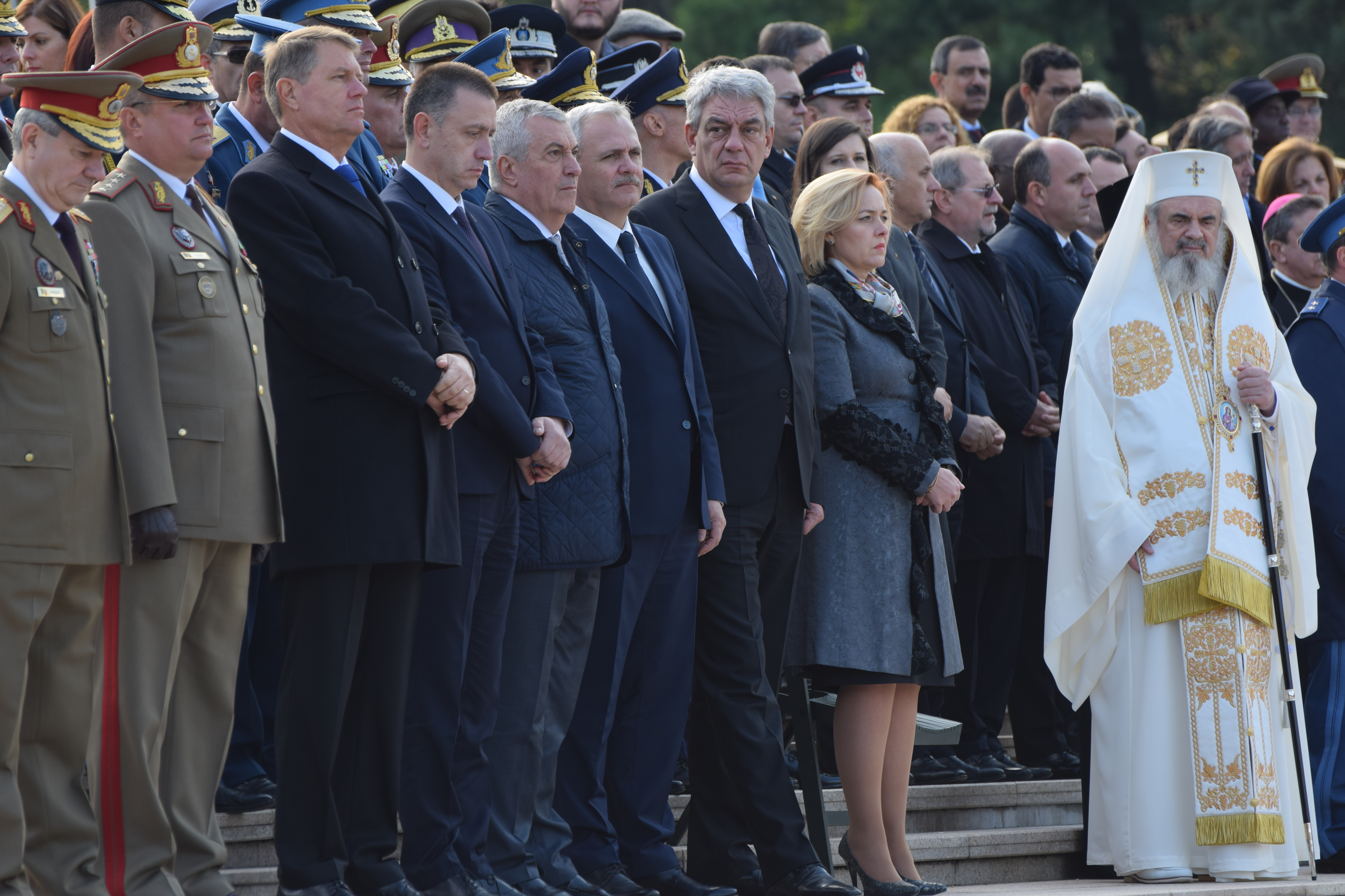 FOTO ŞI VIDEO | Cum a fost celebrată Ziua Armatei în Capitală. Cei mai importanți politicieni, la ceremoniile din Parcul Carol