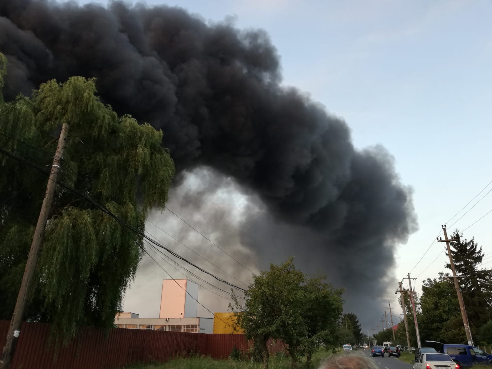VIDEO / Incendiul de la o fabrică de mase plastice din Fierbinți-Târg a fost stins. Un pompier a fost rănit