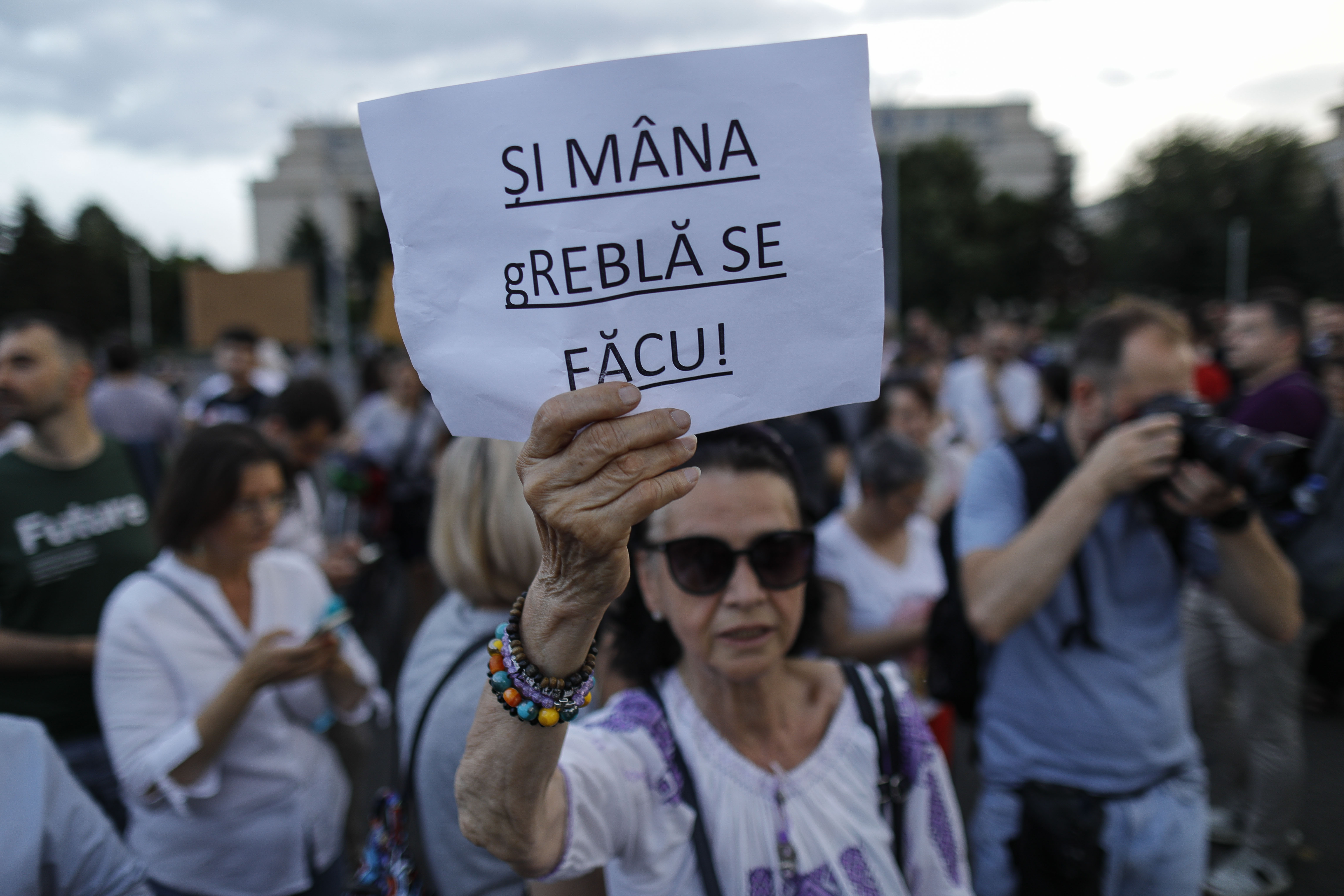 Protest în Piața Victoriei și la sediul AEP, la care a participat și Clotilde Armand: oamenii au cerut renumărarea voturilor