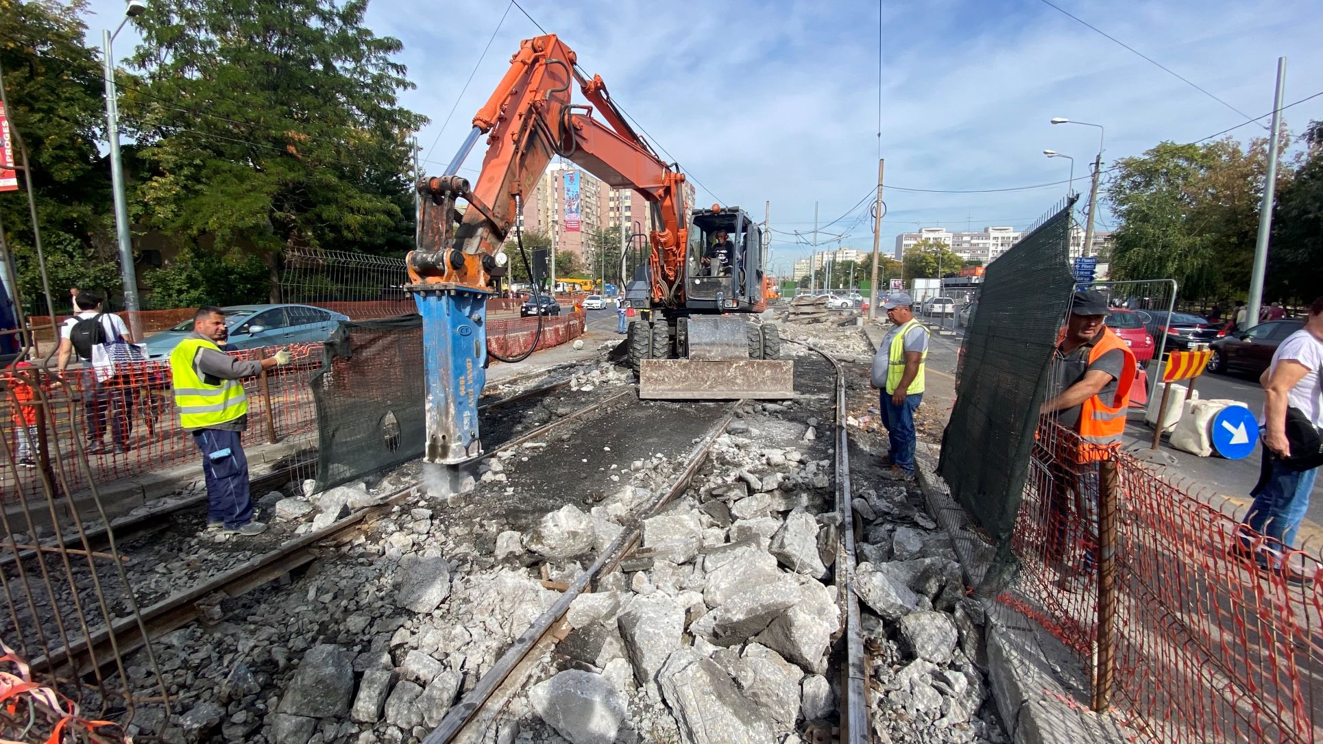 FOTO. În vizită pe șantierul de pe linia lui 41, de la Piața Drumul Taberei. „Băgăm material, muncim fără pauză numai să terminăm la timp”