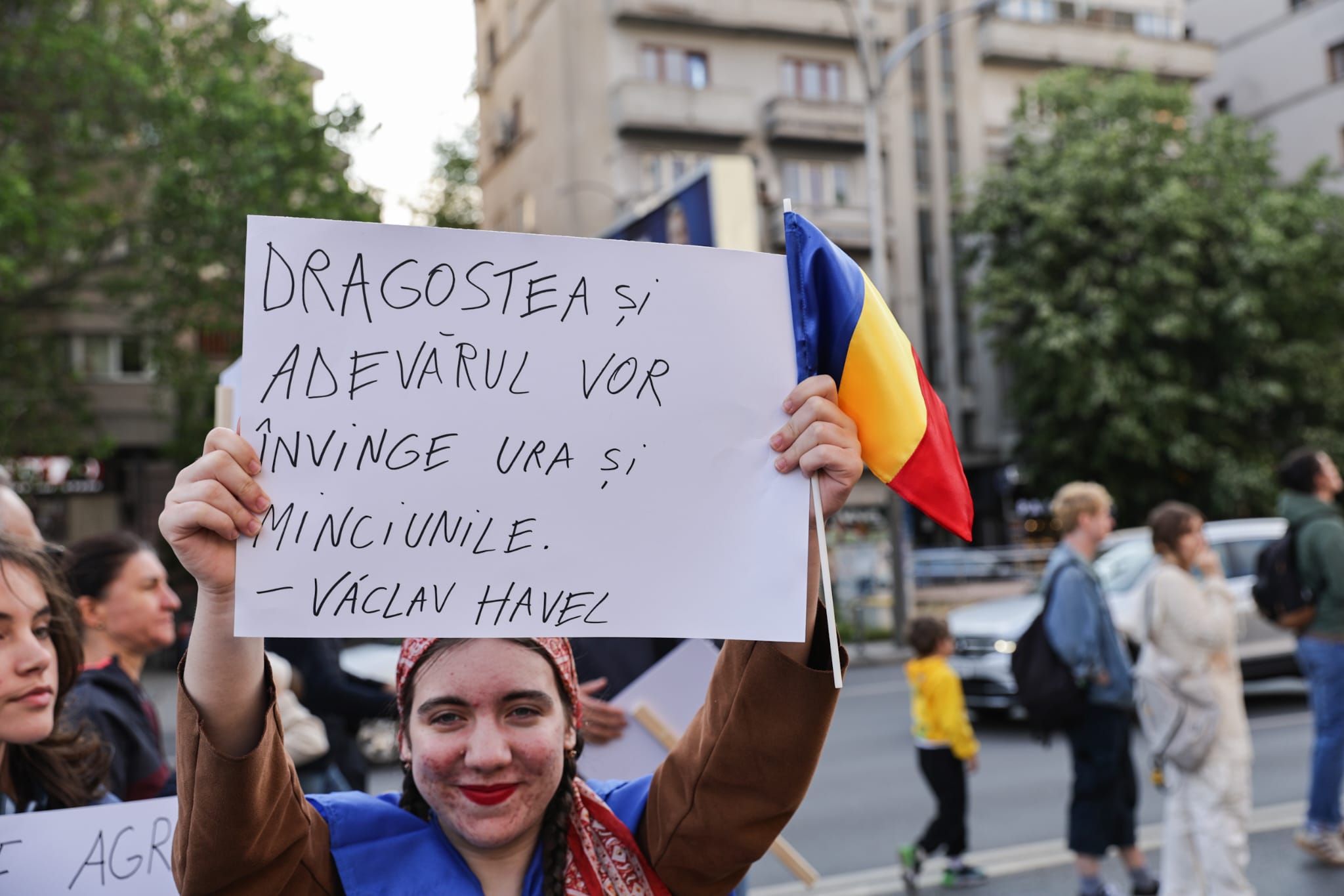 Miting pro Europa în București de Ziua Europei pentru susținerea apartenenţei la UE. Lumea a cântat „Imnul golanilor” și „Insieme”. Câți oameni au fost