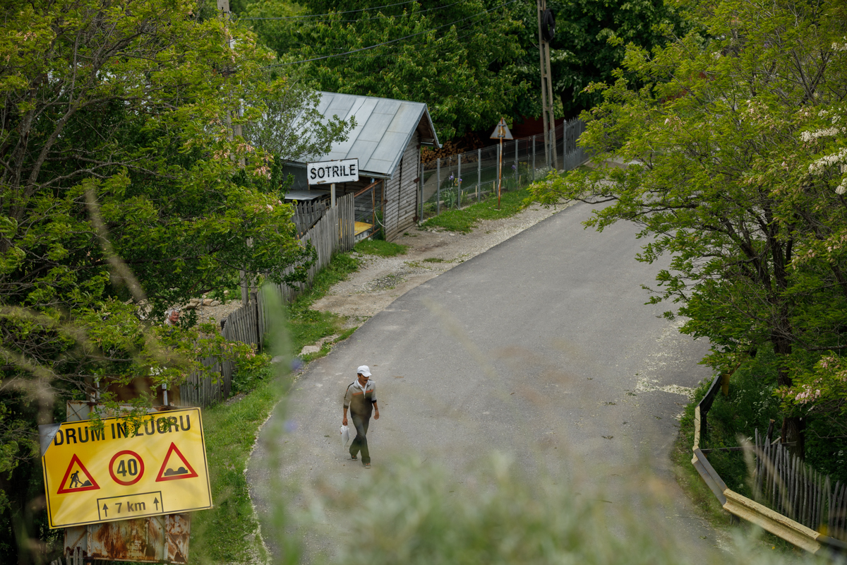 Reportaj în comuna Șotrile, în care fostul primar condamnat pentru pornografie infantilă candidează din nou. „Fata a fost de vină” vs „În ce lume trăim?”