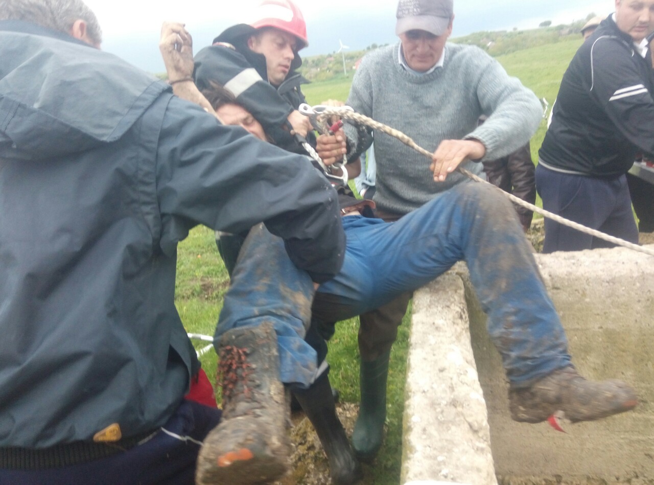A scăpat ca prin minune după ce a căzut într-o fântănă de 20 de metri adâncime | GALERIE FOTO