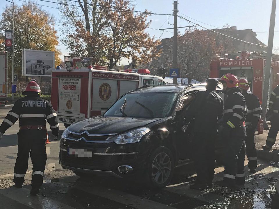 FOTO | O mașină s-a răsturnat luni, la intersecția străzilor Fabrica de Glucoză și Barbu Văcărescu, după o tamponare ușoară