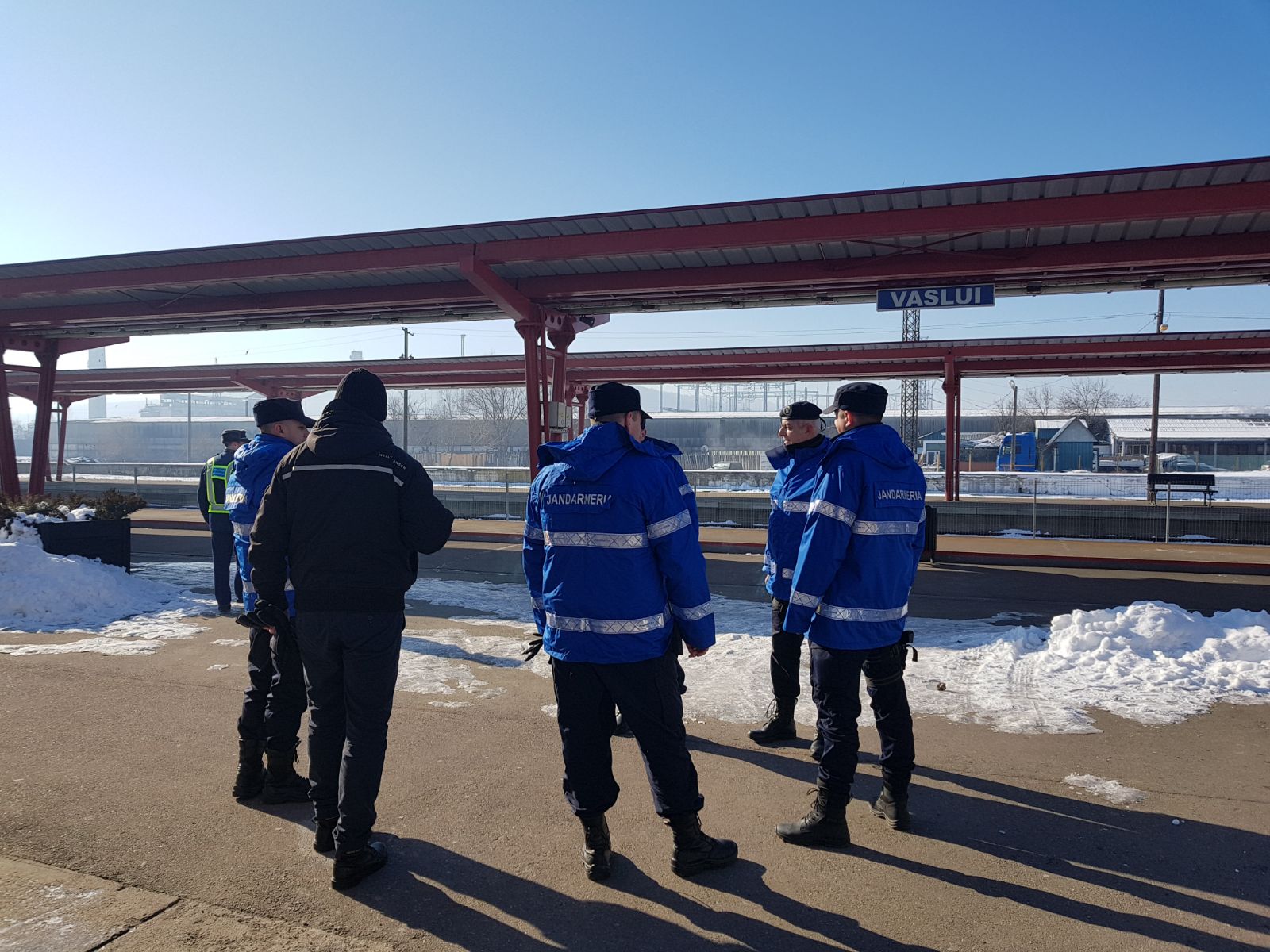 VIDEO REPORTAJ - Părinți, bunici și nepoți au întâmpinat ”Trenul Unirii” în gara Vaslui. Au încins hore și-au cântat la unison
