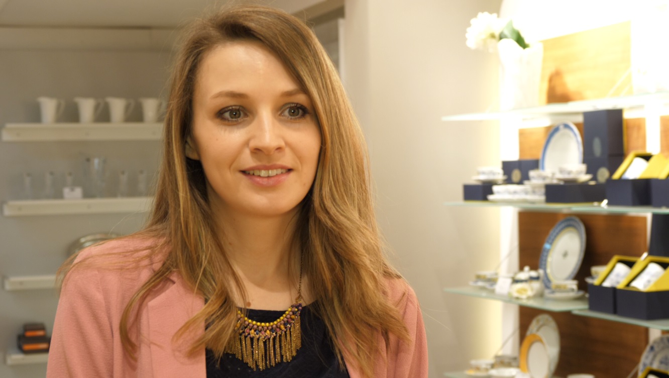 VIDEO / Trucurile magazinelor ca să cumperi mai mult. Parfum de cozonac și culori neutre